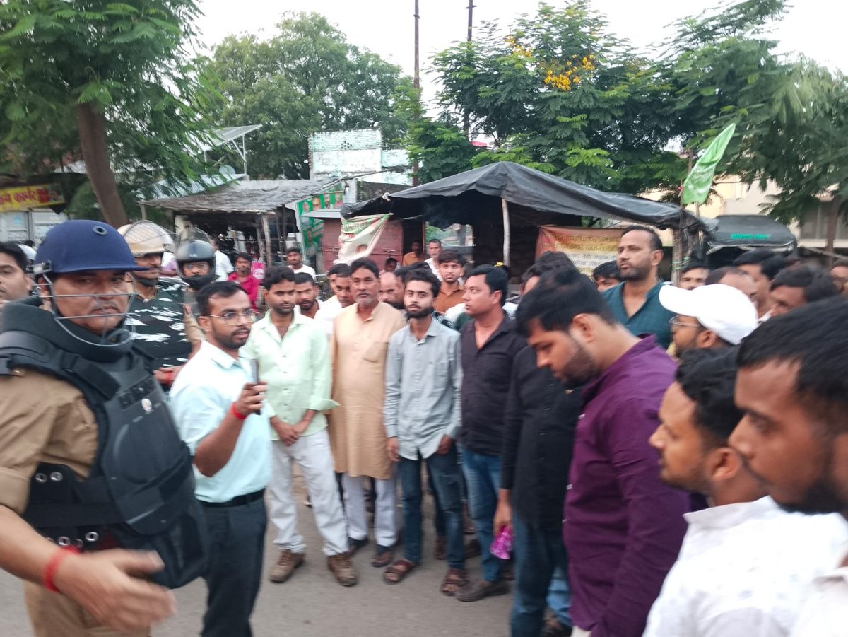 DmAmethi's tweet photo. जनपद अमेठी में नवरात्रि, दुर्गा पूजा एवं मूर्ति विसर्जन को शांतिपूर्ण एवं सौहार्दपूर्ण ढंग से संपन्न कराने के दृष्टिगत जगदीशपुर कस्बे में उपजिलाधिकारी मुसाफिरखाना एवं थानाध्यक्ष जगदीशपुर द्वारा पुलिस बल के साथ फ्लैग मार्च किया गया।
इस दौरान आमजन से संवाद कर त्योहारों को आपसी भाईचारे एवं सौहार्द के साथ मनाने की अपील की गई। साथ ही, सुगम यातायात एवं जनसुविधा के दृष्टिगत सड़क किनारे अतिक्रमण हटाने के निर्देश दिए गए।
जिला प्रशासन शांति, सुरक्षा एवं कानून-व्यवस्था बनाए रखने तथा त्योहारों को सकुशल संपन्न कराने के लिए प्रतिबद्ध है।