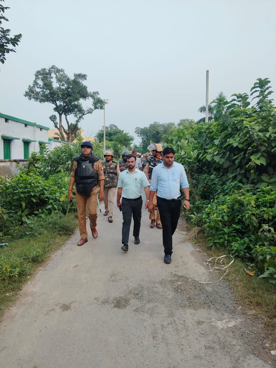 DmAmethi's tweet photo. जनपद अमेठी में नवरात्रि, दुर्गा पूजा एवं मूर्ति विसर्जन को शांतिपूर्ण एवं सौहार्दपूर्ण ढंग से संपन्न कराने के दृष्टिगत जगदीशपुर कस्बे में उपजिलाधिकारी मुसाफिरखाना एवं थानाध्यक्ष जगदीशपुर द्वारा पुलिस बल के साथ फ्लैग मार्च किया गया।
इस दौरान आमजन से संवाद कर त्योहारों को आपसी भाईचारे एवं सौहार्द के साथ मनाने की अपील की गई। साथ ही, सुगम यातायात एवं जनसुविधा के दृष्टिगत सड़क किनारे अतिक्रमण हटाने के निर्देश दिए गए।
जिला प्रशासन शांति, सुरक्षा एवं कानून-व्यवस्था बनाए रखने तथा त्योहारों को सकुशल संपन्न कराने के लिए प्रतिबद्ध है।