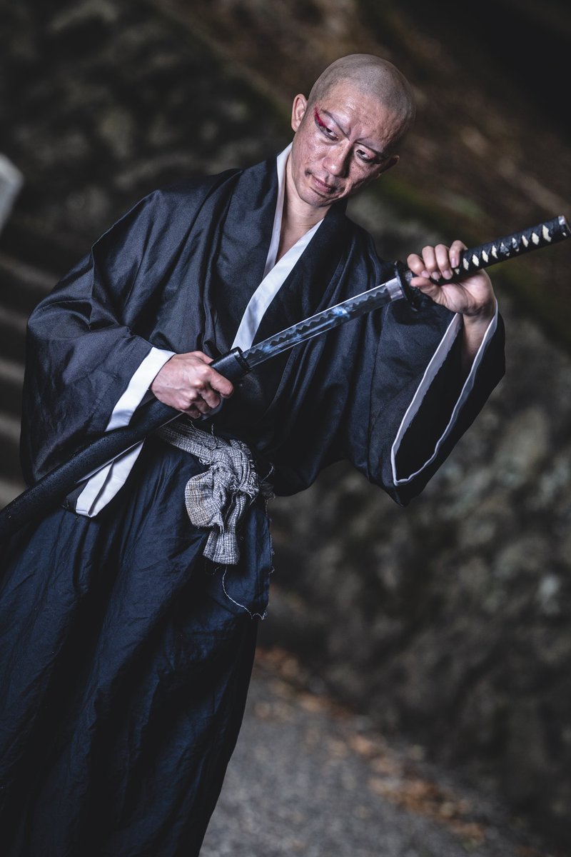 Shirogane_zero's tweet photo. #コスライ 
奈良井宿

BLEACH  斑目一角

「更木隊第三席　斑目一角だ。てめえは名乗る必要は無え俺の名だけをよく憶えときな。」

撮影@ars257881 https://t.co/rWDm5Rltgi