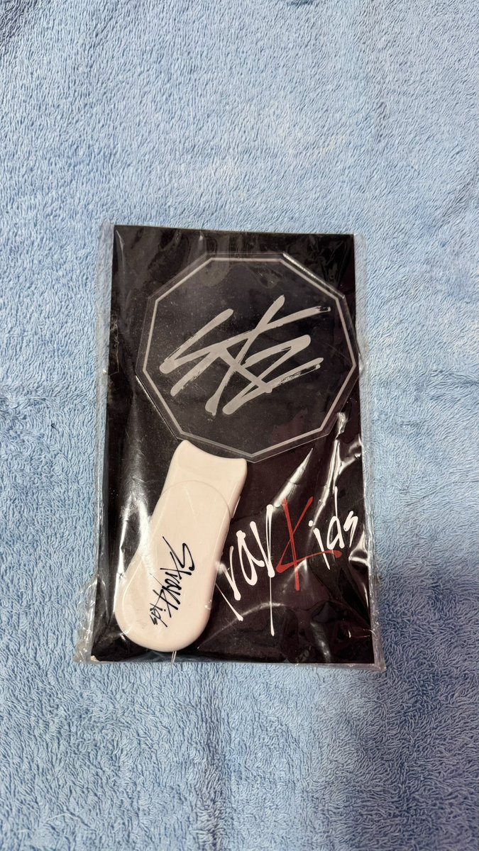 wonjimins's tweet photo. WTS LFB STRAYKIDS LIGHTSTICK 

KEYRING -PHP500
Official Fanlight - PHP300
Lightstick Bag V1 &amp; V2 - PHP1,000

(nego if take all)

skz skzoo stay ph for sale 

DM ME for more proofs and videos https://t.co/ZiD0fOvaiB
