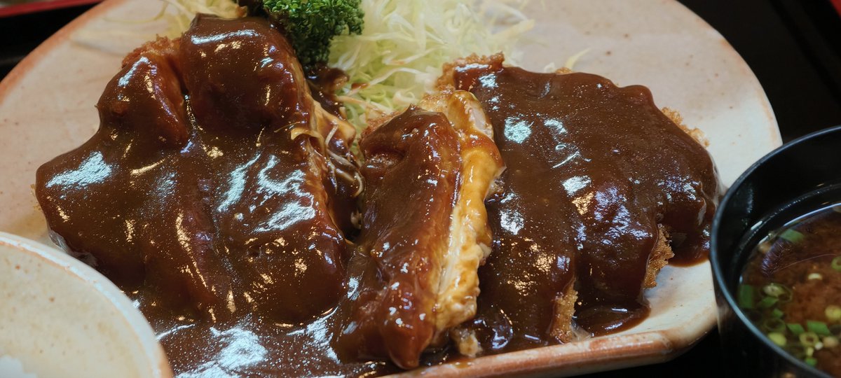 KAWABATAokinawa's tweet photo. #名古屋メシ ①

せっかく名古屋に来たので
味噌カツを食べました🐷

以前 行ってみたかったけど
営業時間の兼ね合いなどで行けなかった
とんかつ とん八 さんに行きました。

味噌チーズとんかつ定食 1900円

甘くて優しい味の味噌タレがとても美味しかったです。

#味噌カツ #とん八 https://t.co/8n9dnWXwVT