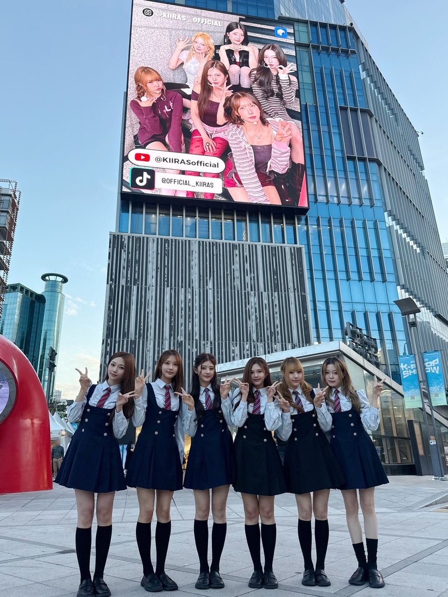 official_KIIRAS's tweet photo. [📸]

키블리 덕분에 전광판에 우리 얼굴 나온다아
열심히 투표해줘서 너무너무 고마워! ♡(˃͈ દ ˂͈ ༶ )
키블리 덕분에 오래오래 기억에 남을 추억이 생겼어 -`ღ´-

#KIIRAS #키라스 https://t.co/CJFn7GRkFK