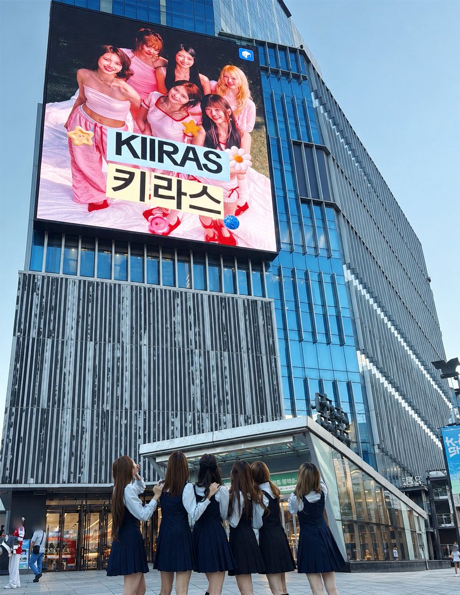 official_KIIRAS's tweet photo. [📸]

키블리 덕분에 전광판에 우리 얼굴 나온다아
열심히 투표해줘서 너무너무 고마워! ♡(˃͈ દ ˂͈ ༶ )
키블리 덕분에 오래오래 기억에 남을 추억이 생겼어 -`ღ´-

#KIIRAS #키라스 https://t.co/CJFn7GRkFK
