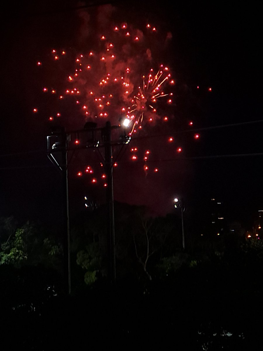 moe_mabitar's tweet photo. 近所で花火🎇上がってたけど、見に行ったらすぐ終わった、かなしみ https://t.co/Gfd9lLUjNr