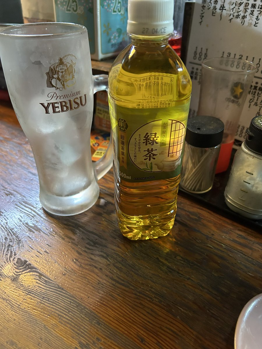 KakezanP's tweet photo. お通しの枝豆が凍ってようとお茶がペットボトル直渡しだろうが許される安さ https://t.co/67KJVMPpR8