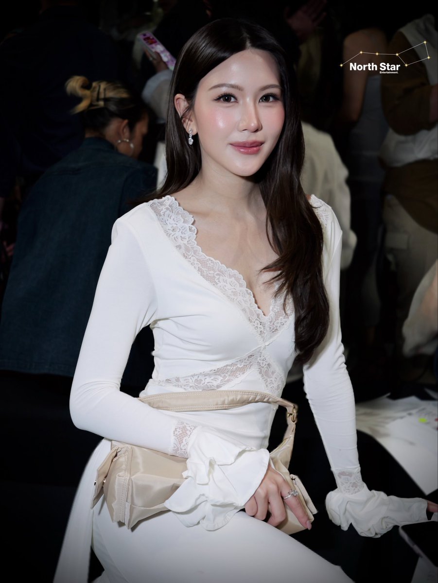 Third_Northstar's tweet photo. คนสวยนั่งดู Fashion Show แบบติดแกลมสุด ๆ 

Mimie BIFW26 SIAM PARAGON
#ChatoxBIFW2026XMimie https://t.co/8XstunqhJX