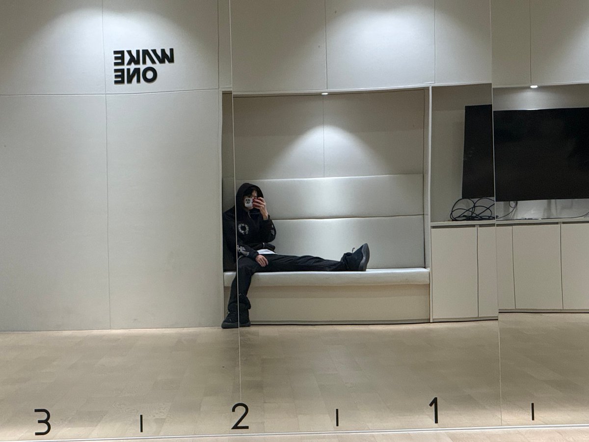 katairio's tweet photo. 📱 261010 LEO +💬 update!
[ 8:23 PM KST ]

🦁 *📸
🦁 haii
🦁 real life sibuk bgt dah pusing gini
🦁 🫠
🦁 gatau kenapa malem ini kerasa kayak hari kamis padahal ini sabtu malem...
🦁 yaudahlah hrs tetep semangat HH...
🦁 hari ini bakalan tetep semangat ampe kelarr

💬 aku tadi jalan sampe lt.18 grgr lift nya rusak hh leo jg semangat ia!!
   ㄴ 🦁WKWKWOW capek bgt tuh pasti, beneran dh aku bakalan semangat

🦁 jgn lupa pastiin buat makan malem yg enak enak trs jg istirahat yg cukup okayy? aku sayang km bgt 
🦁 🫰🫰🫰

#LEO #리오 #알파드라이브원