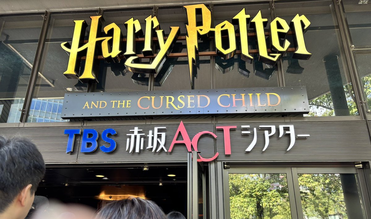 maple_syrup28g's tweet photo. 本日ハリーポッターと呪いの子
原作は半分くらい読了、映画は全て劇場で鑑賞済み
多分人生初めての舞台観劇
次々に出てくる魔法がすごくてワクワク
12月の終演前に観ることができてとっても嬉しかったです🙂
チケットとれてよかったーーー！！！ https://t.co/AS9BmwsmDy