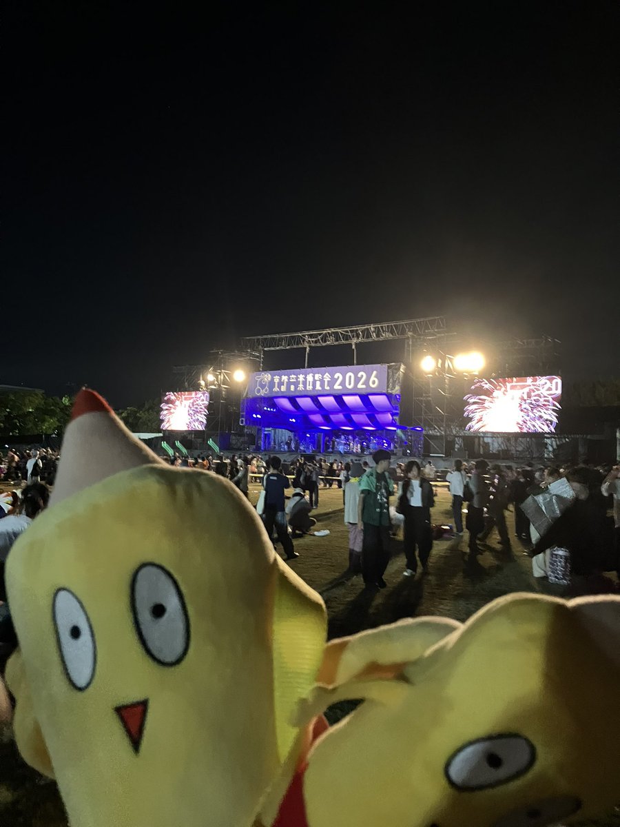 kedabu_spl's tweet photo. 今年も音博楽しませていただきました🫶
去年のこの時、マカロニえんぴつに衝撃を受けてどハマり。
一年聴き込んで今年も出てくれるって聞いた時はほんとに嬉しかったなぁ！！！
マカロニえんぴつは私たちのロックスター🤩めちゃ前でみんなの表情みれて最高ですた🫶前方でまかぴーふりふりしてました✨ https://t.co/y08uFXbkPW