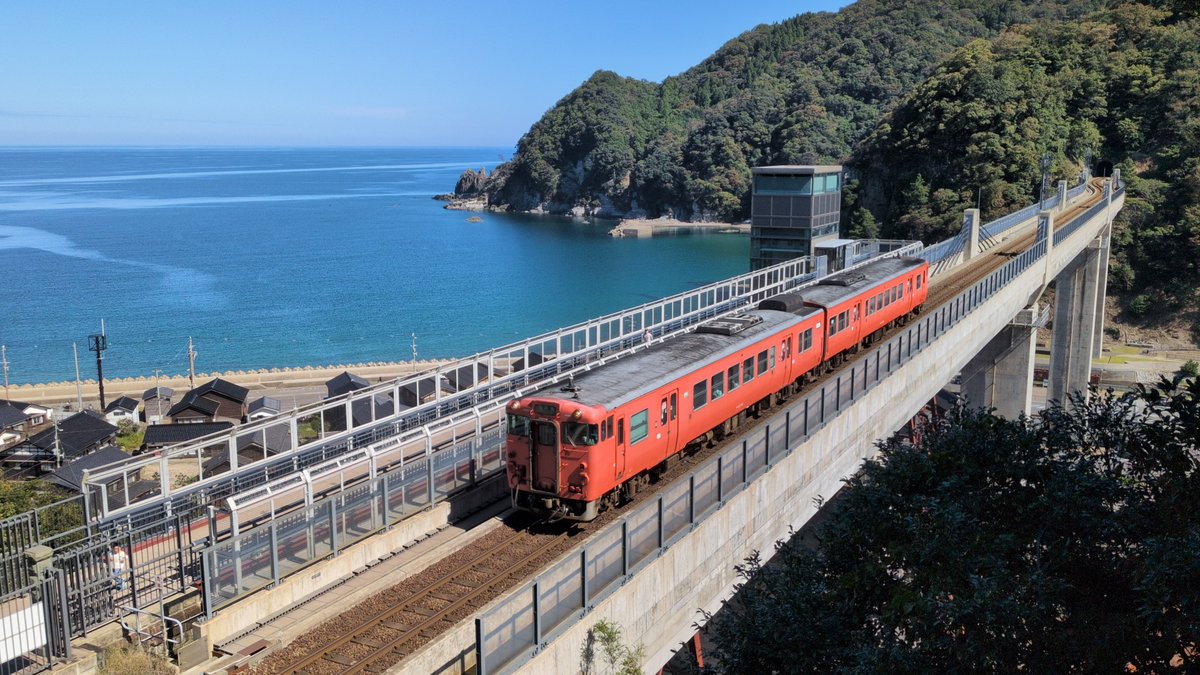 tabirowx's tweet photo. 日本最長片道きっぷの旅 10日目
東津山▷元町
乗車本数 7本
乗車距離 342.8 km

山陰本線の有名スポット「余部鉄橋」にも寄り、山陰の海を見ながら中国地方を脱出。中国地方の長旅の疲れを城崎温泉で癒やし、特急こうのとりで一気に近畿圏へ。最後に神戸元町の中華街(南京町)で食べ歩きグルメに腹鼓。 https://t.co/4qT0EpWL2D