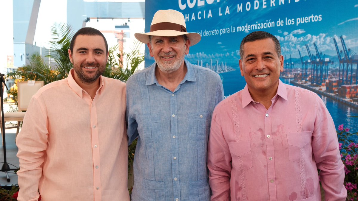YamilHAranaP's tweet photo. Cartagena y Bolívar se tomarán Paris el próximo año, en eso quedamos con @dumek_turbay y nuestro nuevo embajador @JCGossain . Somos potencia en artesanías, cultura, en gastronomía y eso lo debe conocer el mundo entero. 

Desde ya me imagino a campesinos, artesanos y actores culturales mostrando allá lo mejor de nuestra tierra.

 ¡Que Felicidad!