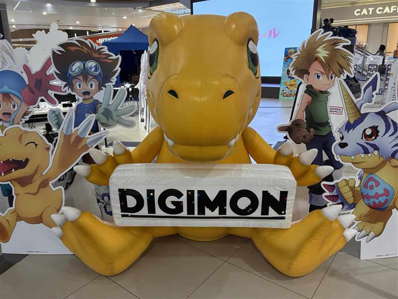 digimonweb_net's tweet photo. ／
#デジモンキャラバン イオンモール幕張新都心   
開催まであと1日！✨
＼      

来場者はゲームの試遊や、スタンプラリーなどが体験できます。
ノベルティも配布予定！
デジモンたちと一緒に皆さまのご来場をお待ちしております！      

▼詳細はこちら！   
https://t.co/vbIrNm4UYx 

#デジモン #digimon
