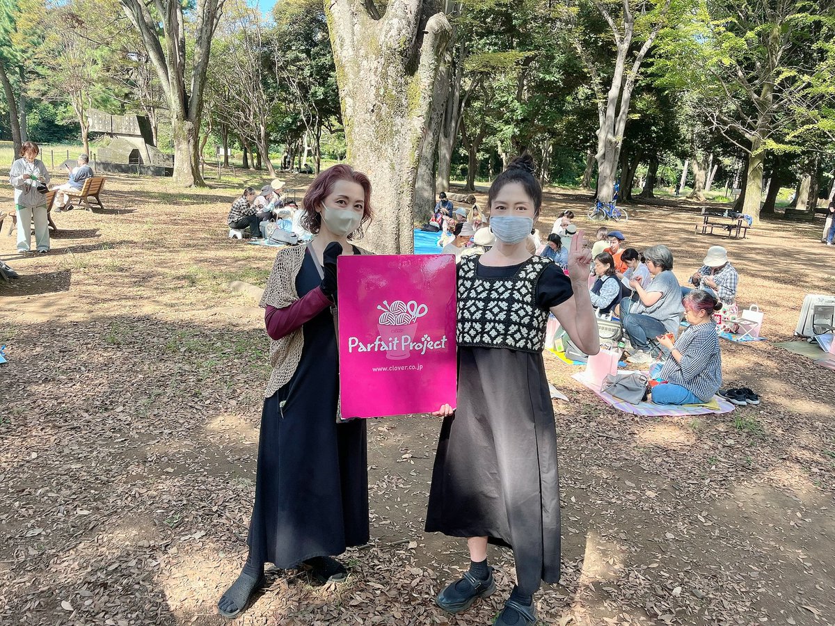 3738usagi's tweet photo. ☀️今日は代々木公園でニットピクニック開催しました🧶

お天気にも恵まれ76名の方々がご参加くださいました！ありがとうございました！先着30名にはクロバーダブルフックアフガン針と糸をプレゼント！みなさんリボンゴムやスマホケースを編んでくださいました！

来年も10月10日ニットの日に開催します https://t.co/qF9VD9R9Vw