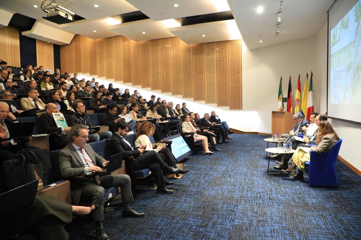 nelsonhgt's tweet photo. Hablar de infraestructura y transporte es hablar también de competitividad, integración territorial y desarrollo. Por eso, la Universidad Externado de Colombia @UExternado reunió durante dos días a especialistas nacionales e internacionales en el V Seminario Internacional de Infraestructura para analizar los desafíos jurídicos, financieros y técnicos que enfrenta Colombia, así como las oportunidades que ofrece el Convenio de Ciudad del Cabo para modernizar el sector. 

Nuestro rector, Hernando Parra Nieto @HernandoParraN, abrió este encuentro académico destacando justamente la importancia de estudiar con rigor estos temas, en un país que todavía tiene enormes retos para cerrar brechas y contar con una infraestructura más competitiva, sostenible y conectada con los estándares internacionales.