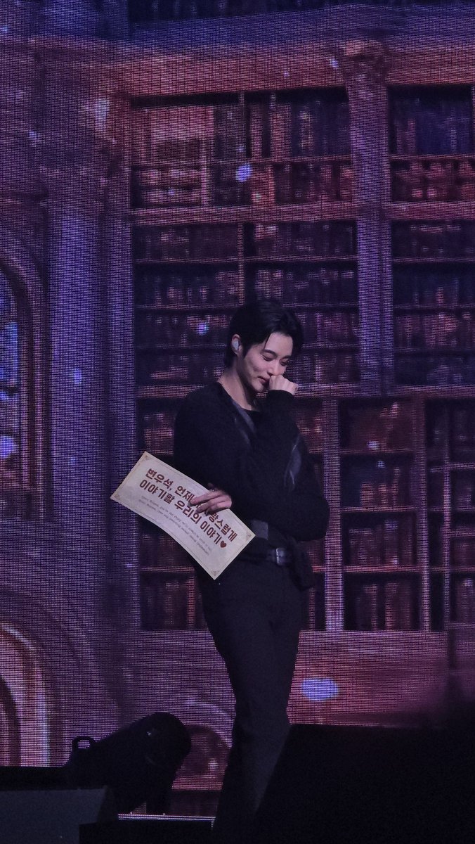 ahjussi_chan's tweet photo. Our precious baby is crying again afyer Filo Tongtongies started singing 😭😭 #BYEONWOOSEOK #변우석 #BYEONWOOSEOK_TOUR_in_MANILA #TheSecretLibrary #TheSecretLibrary_in_Manila https://t.co/nIIp3dOUKr