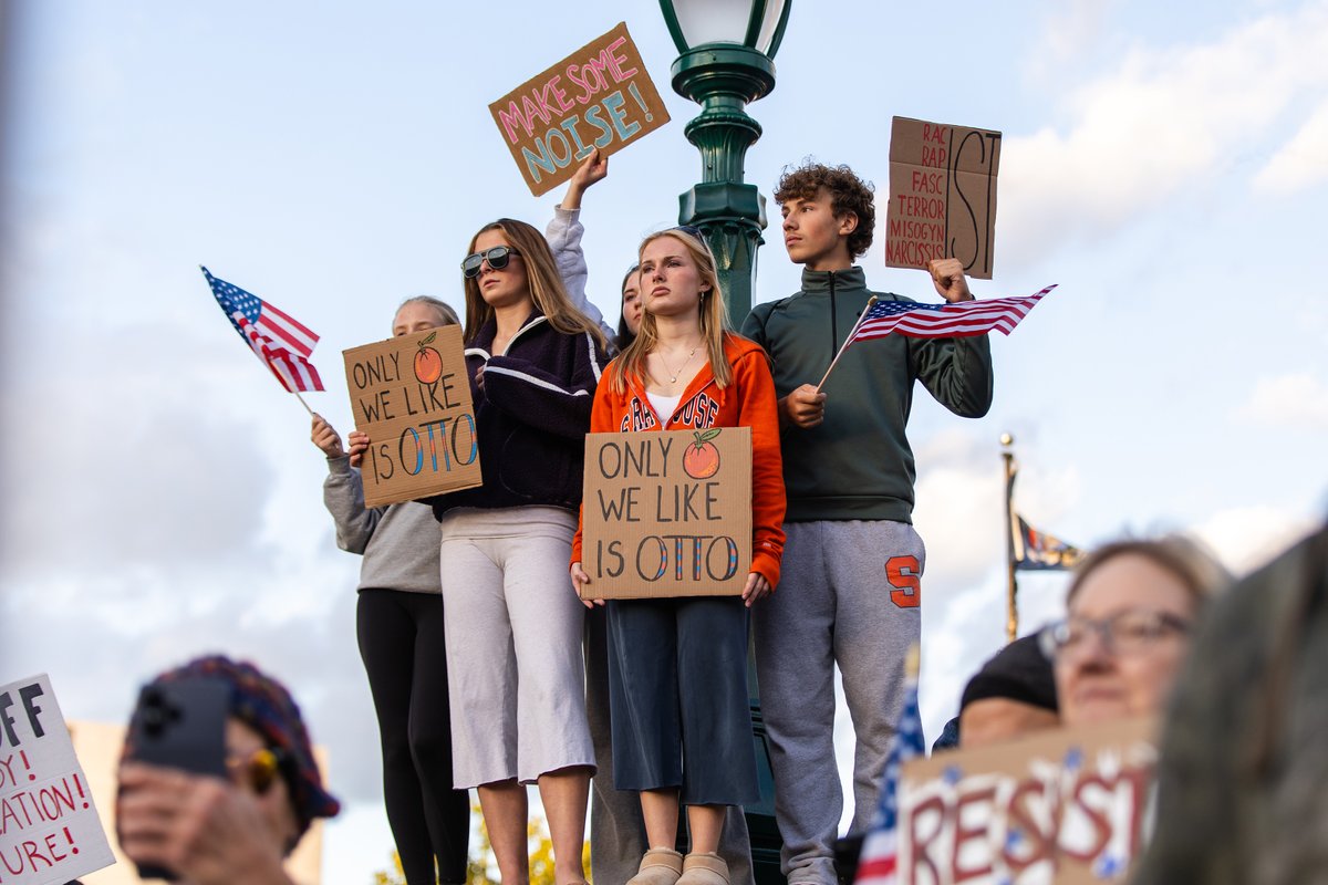dailyorange's tweet photo. Thousands of protesters gathered in Syracuse as President Trump held a rally Friday supporting Republican gubernatorial candidate Bruce Blakeman. Supporters of Blakeman held a “pre-game” while protesters filled Clinton Square downtown, from @owen_smithX. 

https://t.co/VLZnGBQVro https://t.co/0Sp3mryYqF