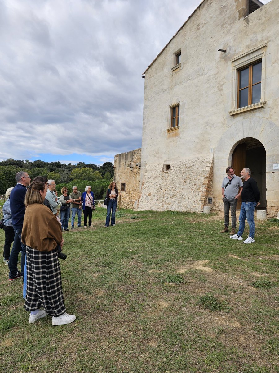 AjVilafant's tweet photo. Visita guiada per l'entorn de la masia de #PalolSabldoria  en motiu de les jornades europees de patrimoni #JEP El professor @tonicobos amb el regidor de patrimoni  Xavi García ens han acompanyat per descobrir el passat d'aquest patrimoni de #Vilafant. https://t.co/iBSHOAnFMM