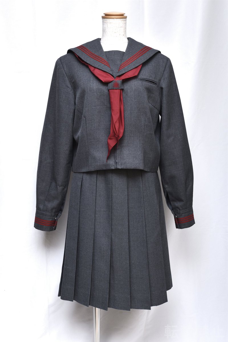 station_SAKA's tweet photo. グレーの生地に赤の3本ラインとスカーフが映える、前開きタイプのセーラー服。
こちらの「前開き」のセーラー服にも、右わきポケットが備わっていました。 https://t.co/H9DLIqC5yo