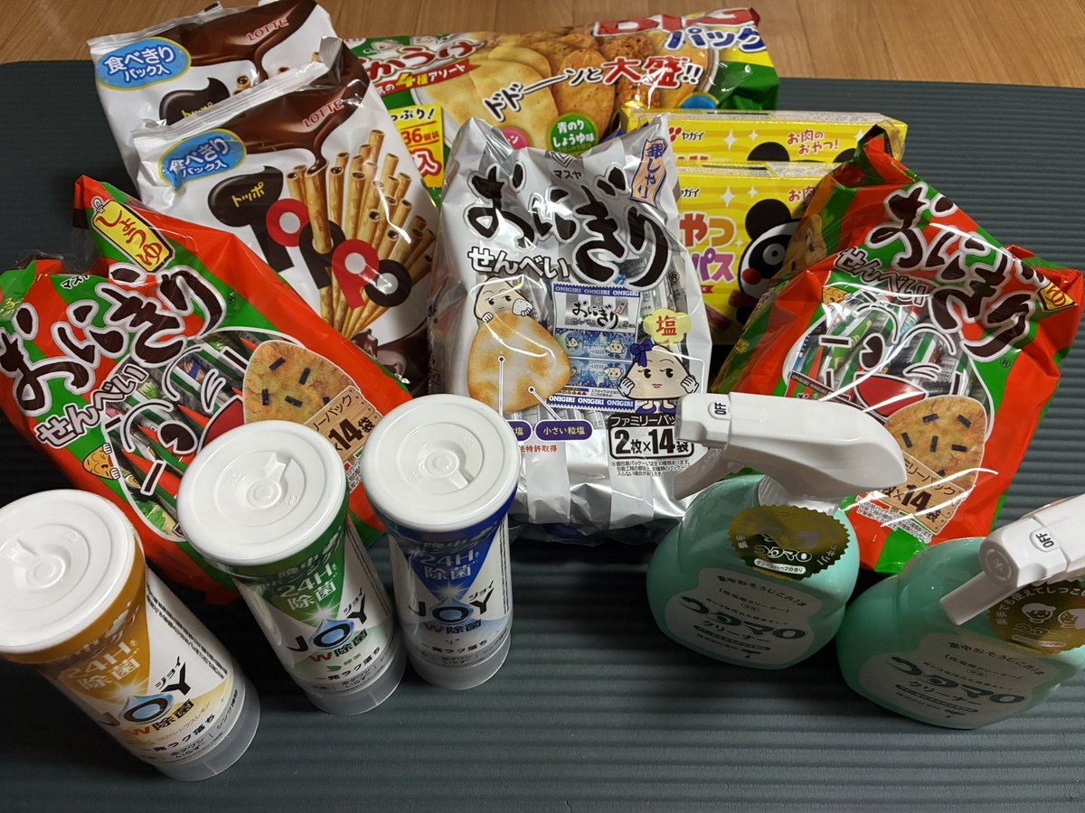 Vayamankintan87's tweet photo. 勇次郎ハンガー2000円使って取れんかったけど1500円で現場持っていくおやつと洗剤類大量にGET
多分ギリトントンw
しばらくはおやつも洗剤も買わんでいいな https://t.co/APYASPgsQw