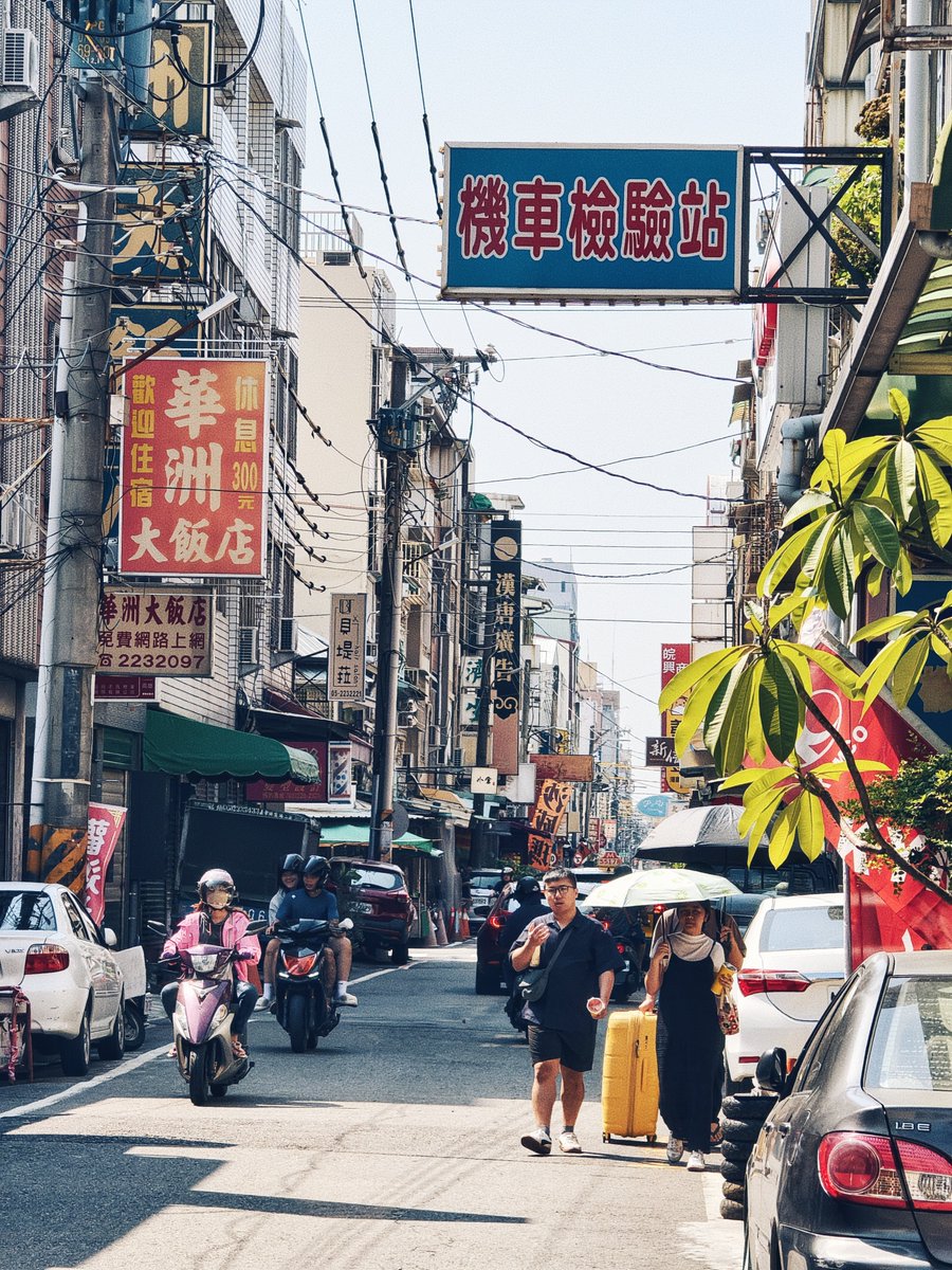 s2696387's tweet photo. 一些老嘉義的街頭攝影
嘉義東區跟台南中西區滿像的
充滿濃濃懷舊感，喜歡 🫰🏻🩵

（前一篇有分享美食喔😋）

#日常垢 
#スナップ写真
#streetphotography https://t.co/to9gvDIxVe