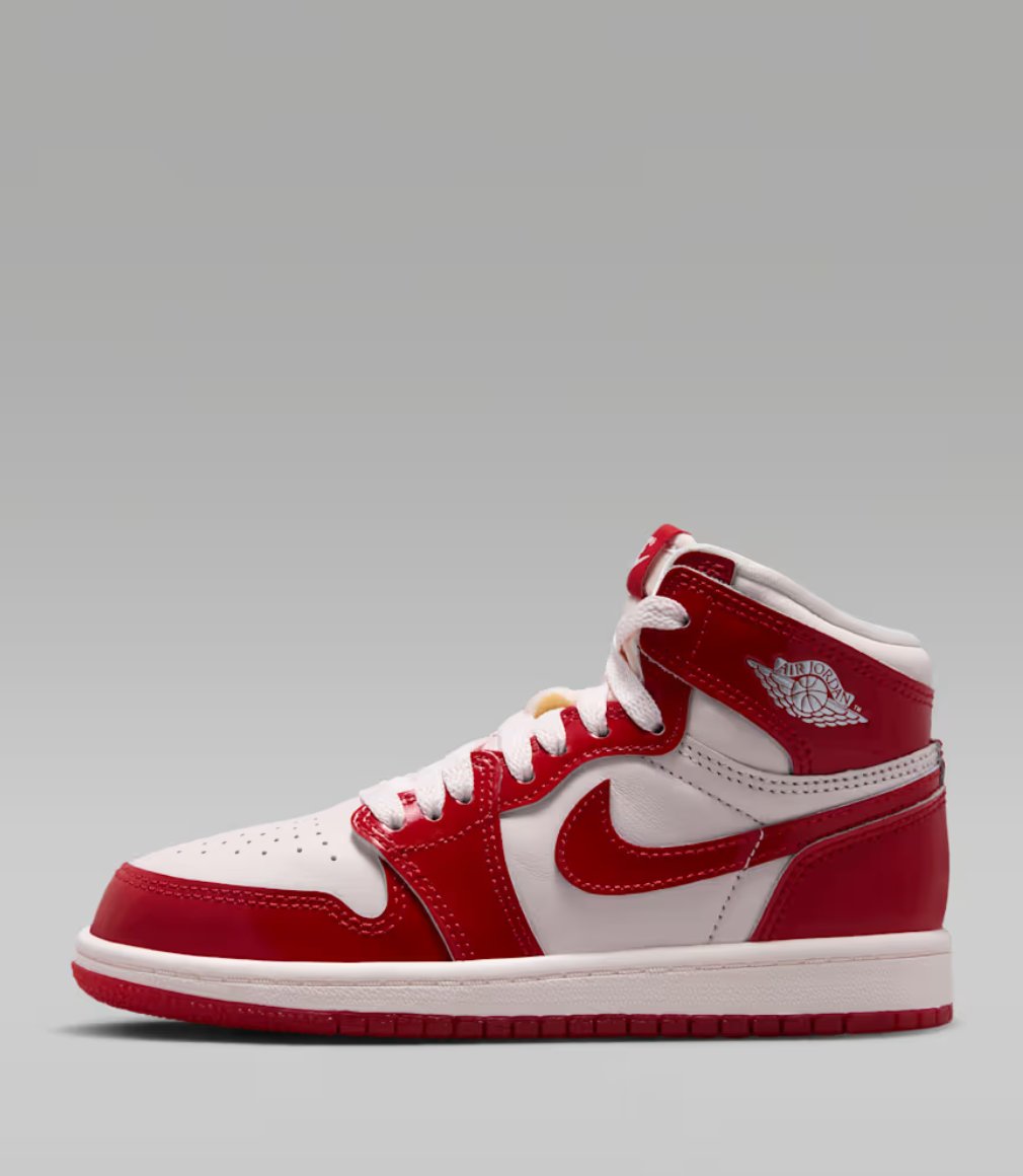 BullTheoryio's tweet photo. Michael Jordan has earned over $2 Billion from his Nike shoe deal.

That's more than 20x what he made in his entire NBA career. https://t.co/63w6uwfWZo