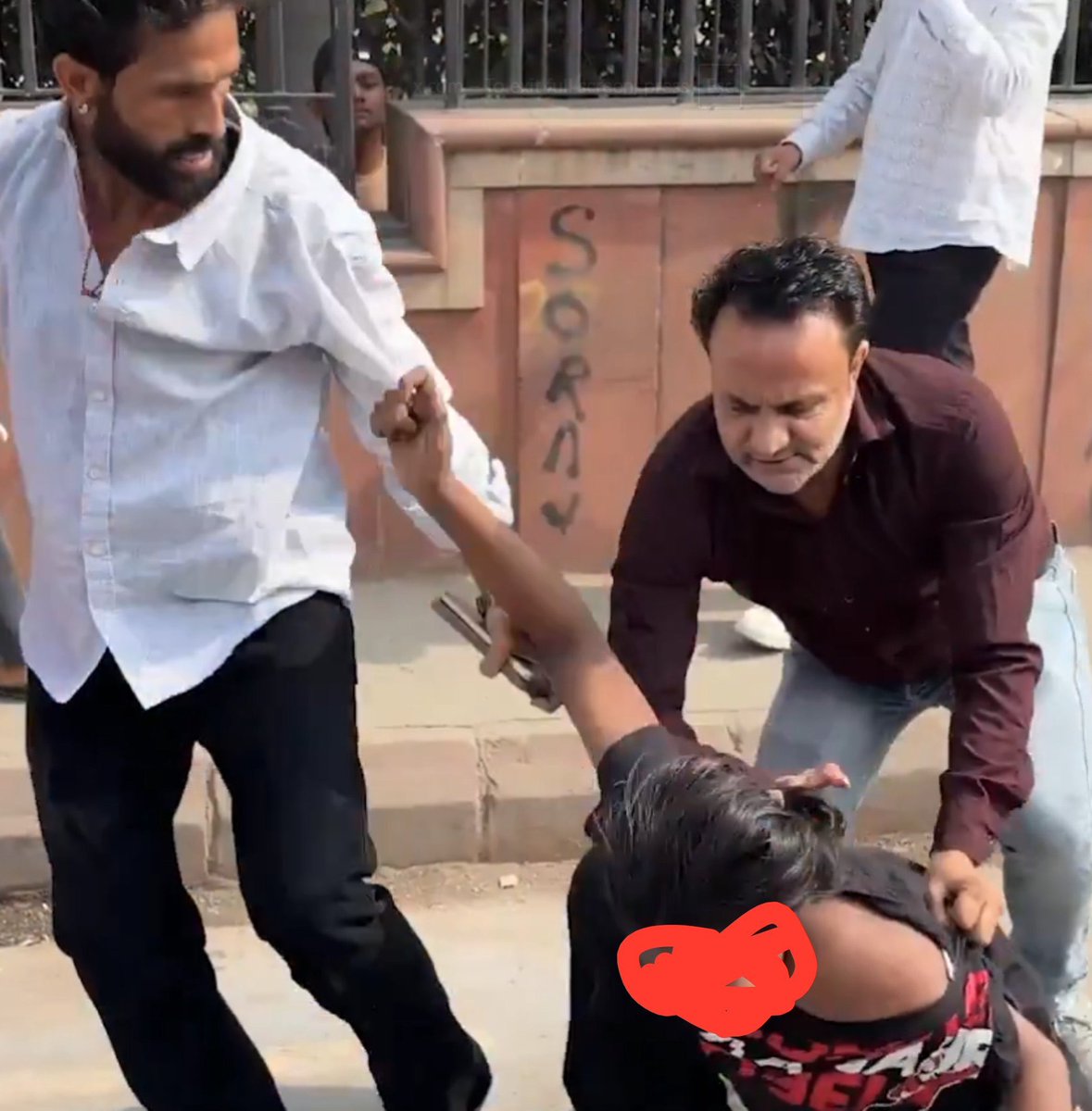 montana9_'s tweet photo. THE WHOLE WORLD SHOULD SEE THE REALITY OF WOMEN’S SAFETY IN INDIA UNDER THE BJP GOVERNMENT. 💔

A young woman being assaulted in the national capital by goons of the ruling government, IN FRONT OF CAMERAS! If they dare to do this openly in the capital, JUST IMAGINE THE CONDITION OF WOMEN ELSEWHERE.

And yet, these people have a problem when women take to the streets to demand their rights and stand up against injustice.

SHAMEFUL. 💔✊