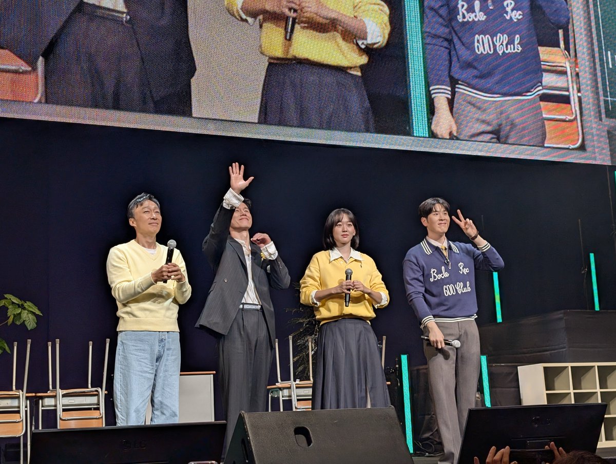 kaya342022's tweet photo. 很開心
對武烈哥比了只有台灣粉絲知道的麻花捲手勢
武烈哥很開心的驚呼也回比了

這樣就夠了ㅠㅠ https://t.co/Jl3oqbYeZQ