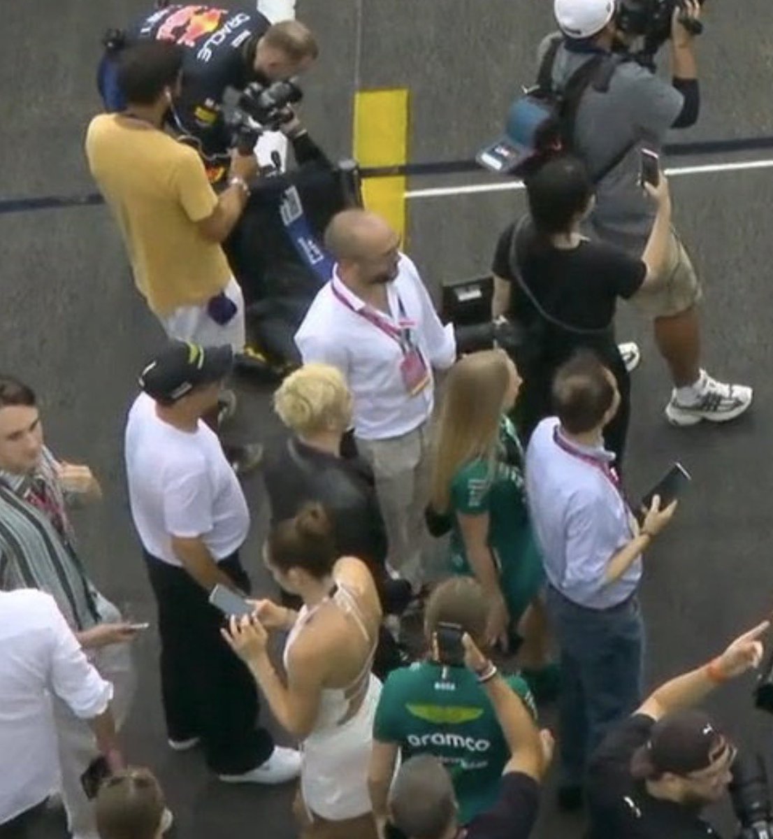 checocrispis's tweet photo. encontrar a Chan en la transmisión de F1, es como buscar a Waldo JAJAJAJAJAJAANA

#BangChanxBreitling
#BangChanxAstonMartinF1 https://t.co/g8l3KCgrTF