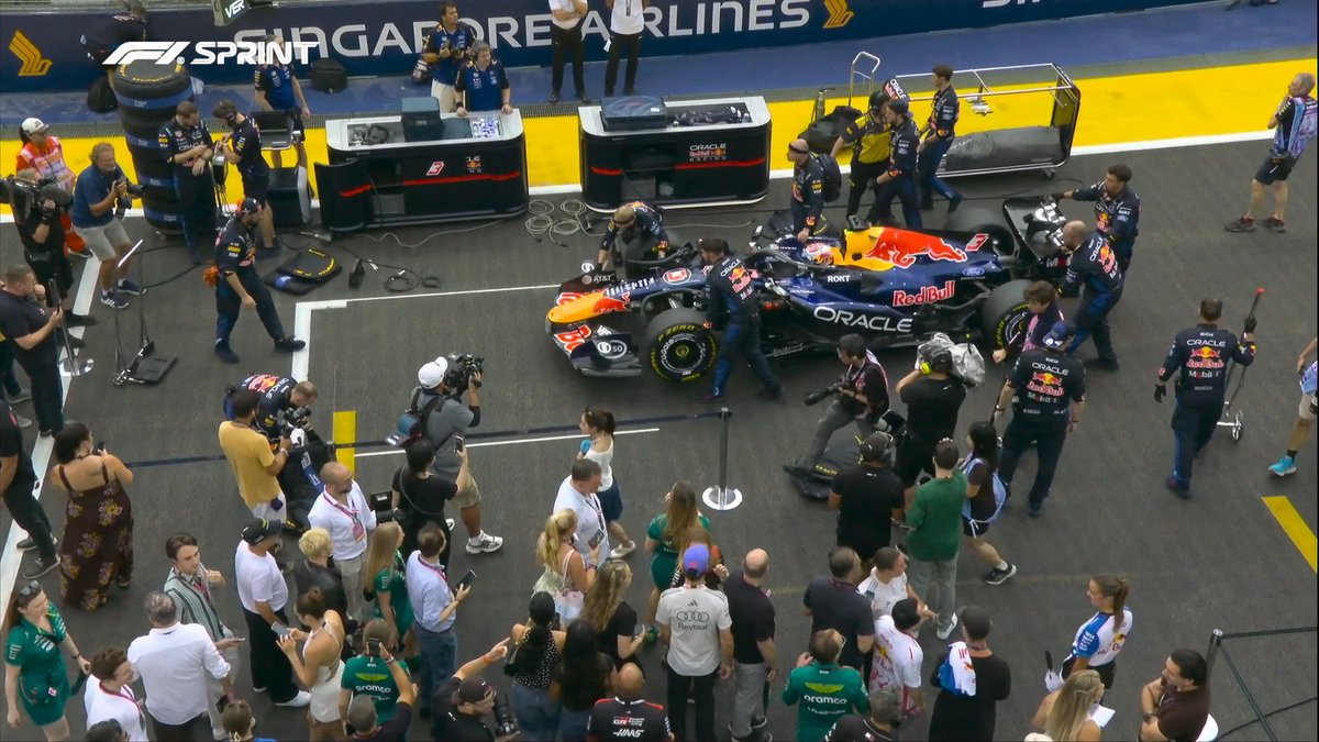 checocrispis's tweet photo. encontrar a Chan en la transmisión de F1, es como buscar a Waldo JAJAJAJAJAJAANA

#BangChanxBreitling
#BangChanxAstonMartinF1 https://t.co/g8l3KCgrTF
