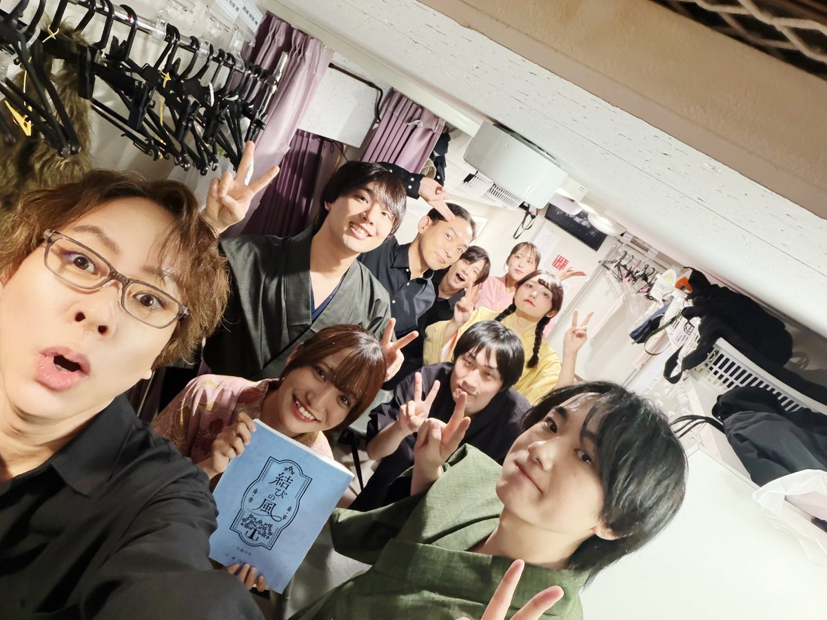 chikichikiko's tweet photo. 私の2回目！！
一足お先に千秋楽でした♪

なかなかエネルギーの必要な役どころでしたが、学びも多く、自分を奮い立たせて終える事ができました。

甘やかされてばかりではいかんよね〜（自戒）

#結びの風
#折笠愛
#関俊彦
#ダンディ商会 の皆様
様々な役を担当してくれた若者の皆さん！

千秋楽までお気をつけて〜ヾ(❀╹◡╹)ﾉﾞ❀