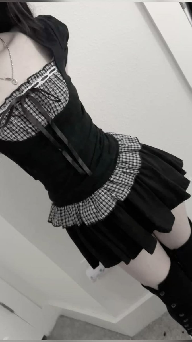 pvprexia's tweet photo. wanna wear dresses and skirts like these when I reach ugw but my thighs are destroyed #sad https://t.co/F6T4YelZ0l