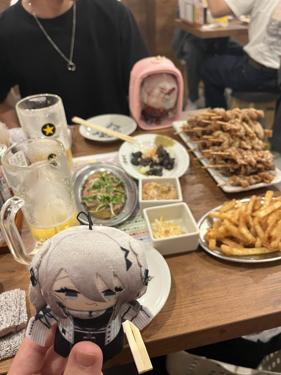 Peace2Yuuto's tweet photo. 大阪のセガストアやら色々満喫してから新時代でオタクトーーーーーク！！
なんなら飲みながらのオタクトークの方が本編なくらいにバカ話し込んだし、誕プレのソフィーグッズ貰ってホクホクです😇
今日は枕を高くして眠れそうだ。 https://t.co/SdcWjeL7EI