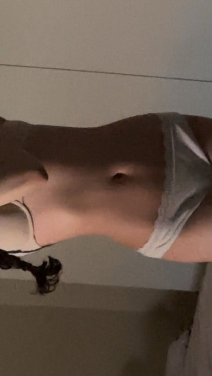 f7lk_882's tweet photo. ديوث بنت خالته لينا الشمري😵‍💫👙
تصورله خواته وهي ترقص معهم ♠️💦ادعموووه بنزل الباقي🫣 https://t.co/gwpbPPykV8