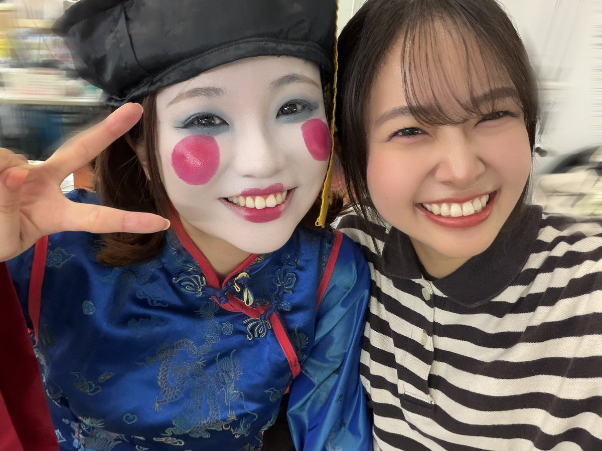 rina_yuki49's tweet photo. #Refrain2026 
4日目2公演ありがとうございました🫶

楽屋が離れてるからなかなか写真撮るタイミングなかったけどお化けさんたちと撮れました👻
そして大林さんとも📸

いよいよ明日が千秋楽です！！
①12時〜②16時半〜
📍草月ホール

チケット🎟️
https://t.co/lNRSFNaah2

お待ちしてます🎃 https://t.co/xuFbIXdzMx