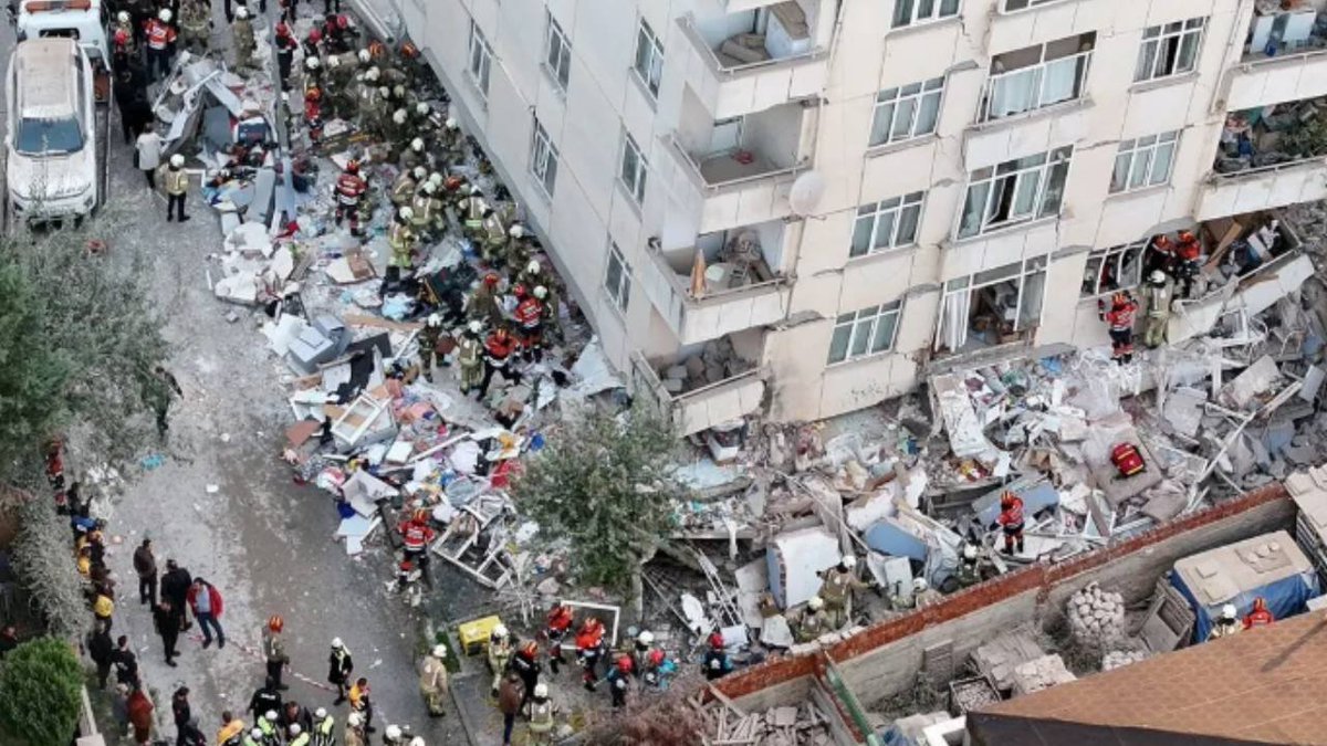 muratolmezCE's tweet photo. MALTEPE'DE BİNA ÇÖKTÜ, MİMAR VE ŞANTİYE ŞEFİ TUTUKLANDI. PEKİ DİĞER SORUMLULAR?

5 insanımızı kaybettik. Bir mimar ve bir şantiye şefi tutuklandı.

Peki, binaya sonradan eklenen 4 ruhsatsız katın sorumluluğu kimde?

1989 ve 1990 yıllarında alınan yıkım kararları neden uygulanmadı?

Bu kaçak katları kim yaptırdı, kim inşa etti, kim denetlemedi?

Elbette mimar ve mühendisler kendi mesleki kusurlarından sorumludur. Ancak yıllar sonra yapılan ruhsatsız imalatların sorumluluğu, hiçbir teknik ve hukuki inceleme yapılmadan ilk projeyi hazırlayanlara yüklenemez.

Adalet, yalnızca ulaşılabilen teknik sorumluları değil, yapının bütün geçmişini sorgulamalıdır.

İlk ruhsat, statik proje, sonradan yapılan müdahaleler, yapı tatil tutanakları, encümen kararları ve denetim süreçleri birlikte incelenmelidir.

Çünkü gerçek sorumluluk zinciri ortaya çıkarılmadıkça benzer faciaların önüne geçemeyiz.

Mühendislik sorumluluğu esastır. Ancak sorumluluk, kişinin fiili ve kusuruyla birlikte değerlendirilmelidir.

#Maltepe #İnşaatMühendisliği #YapıGüvenliği #KentselDönüşüm