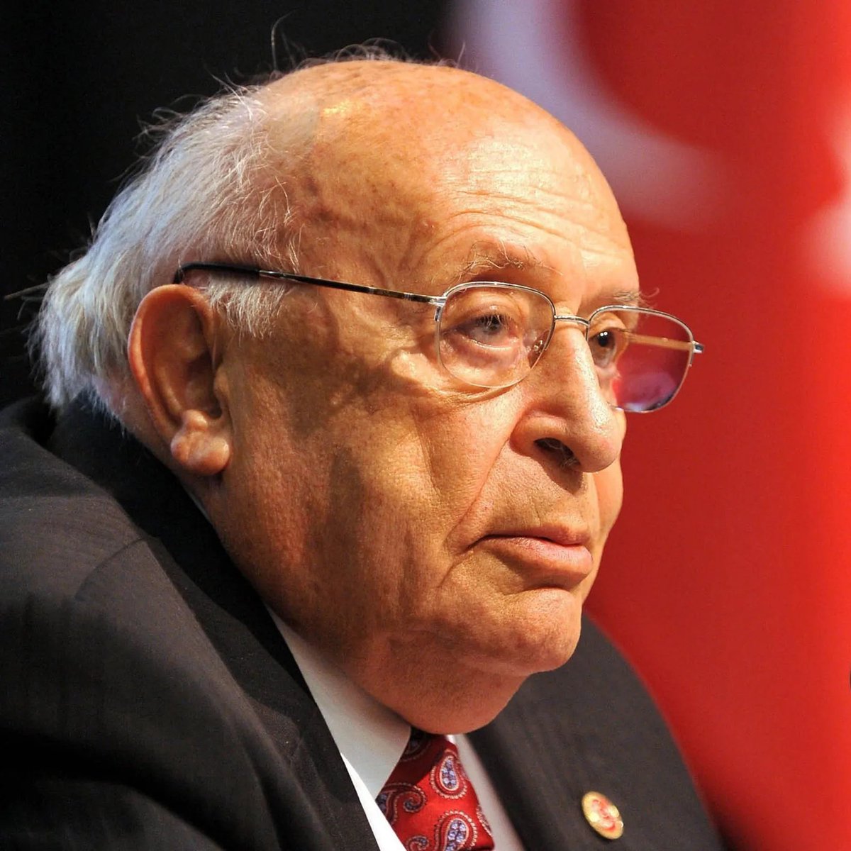 beehaber's tweet photo. Prof. Dr. Osman Müftüoğlu, Süleyman Demirel’in seçim gecesinde bile uykusundan taviz vermediği bir anısını anlattı:

🔹 “Ben bunu Süleyman Bey’den öğrendim.”

🔹 “İlk tanıştığımız zaman saat 11.00; seçim var, sonuçlar açıklanıyor.”

🔹 “Döndü, ‘Doktor, iyi geceler, yatalım’ dedi.”

🔹 “Ben de ‘Merak etmiyor musunuz?’ dedim.”

🔹 “‘Sonucu değiştireceğiz mi kardeşim biz? Sabah görürüz’ dedi.”

🔹 “O kadar önemserdi uykuyu.”

🔹 “Uykusundan asla taviz vermezdi.”

(KAFA SAĞLIK)