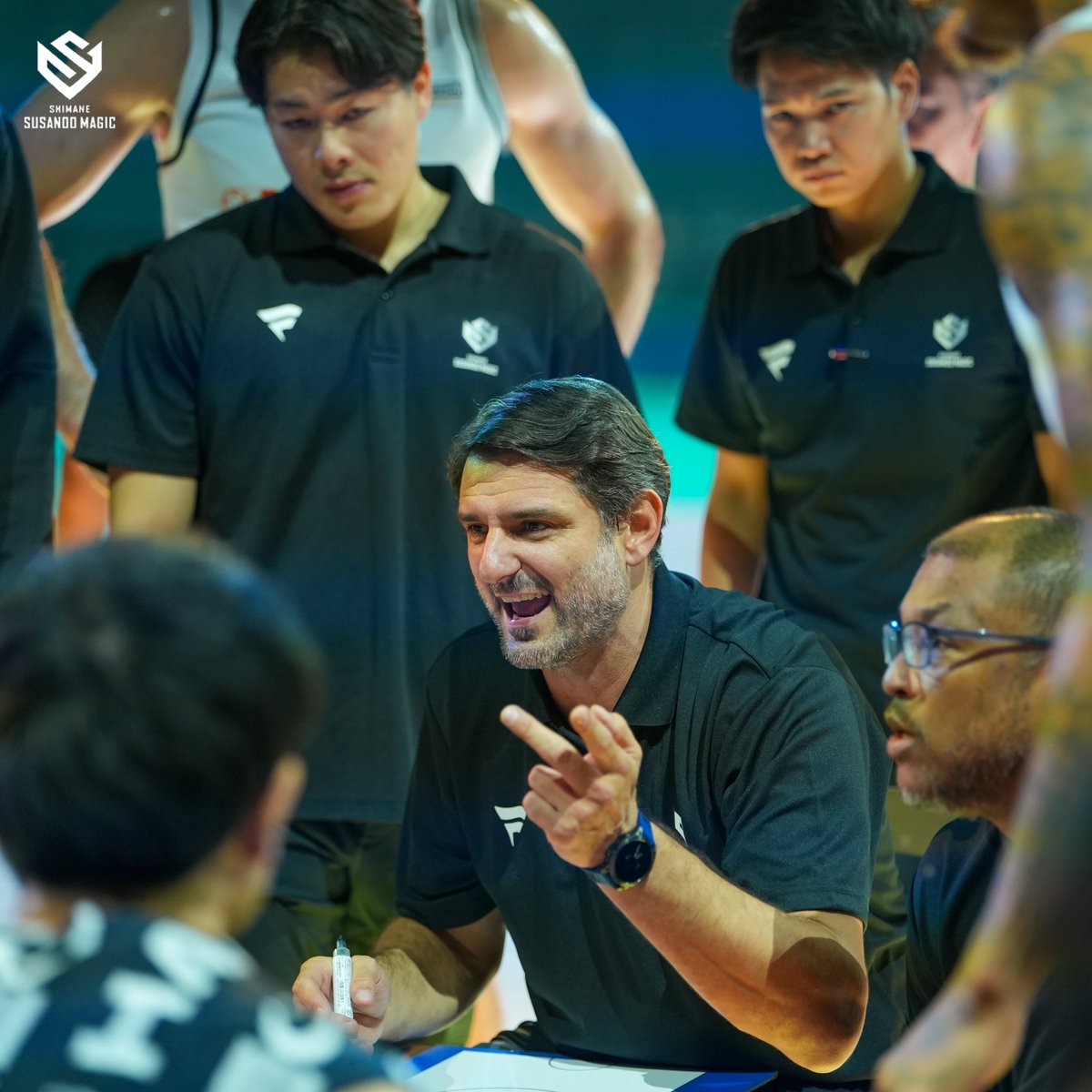 susanoo_m's tweet photo. 【10/10(土) AWAY 琉球戦 #ペータル・ボジッチ HCコメント】

「悔しい敗戦となりました。決して満足できる結果ではなく、相手がうまく仕掛けてきたことに対して、我々が十分に対応できなかったです。今回の敗戦から学び、今後につなげていきたいです。

現在3勝3敗と、得点を取れる試合と取れない試合に波がありますが、得点力を高めるためには、まず強固なディフェンスが重要で、良いディフェンスから得点機会を増やしていきたいです。

ディフェンスは自分たちでコントロールできる部分でもあるので継続して取り組んでいきたいと思います。
オフェンスに関しては、琉球の守備によって、自分たちが攻めたいポジションに思うように入れず、停滞してしまいました。
そのフラストレーションがディフェンスにも影響し、自分たちの守備を十分に発揮できなかったです。
オフェンスがうまくいかない場面でも我慢し、ディフェンスに悪影響を及ぼさないようにする、そこに尽きると思っています。」

#島根スサノオマジック