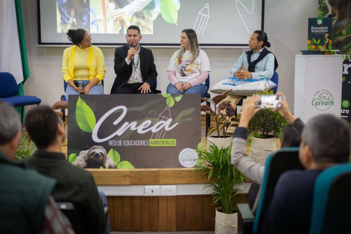 MinAmbienteCo's tweet photo. 🤝 📚En el marco del Encuentro Regional de la red de maestros CREA, realizado en @cornare, la subdirectora de Educación y Participación, Jazmín Brijaldo Flechas, lideró y acompañó un diálogo fundamental para retomar las estrategias de educación ambiental desde el territorio antioqueño.

Presentamos la #AgendaABC y sus principales componentes y desde allí se motivó este intercambio entre más de 100 líderes educativos y docentes, el cual llevó a un debate profundo sobre el impacto de los Proyectos Ambientales Escolares (PRAE) ante la crisis climática.

El ministerio vuelve a los territorios de la mano de las Corporaciones, para impulsar una agenda con la convicción de que la educación y las comunidades son el ADN del desarrollo regenerativo.