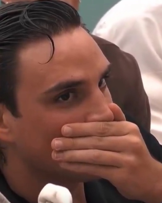 viadiqua1's tweet photo. Giancarlo in difesa di Varsi: “a me piace il mignolo alzato fa molta classe”.
GIANCARLO VIVENDO IL SOGNO DI NOI #varsello vedendo dal vivo lo spettacolo di Varsi e Federica.
Ha proprio gli occhi da fan.
I miei protetti ❤️
#gfvip https://t.co/ZMpagv9QOx