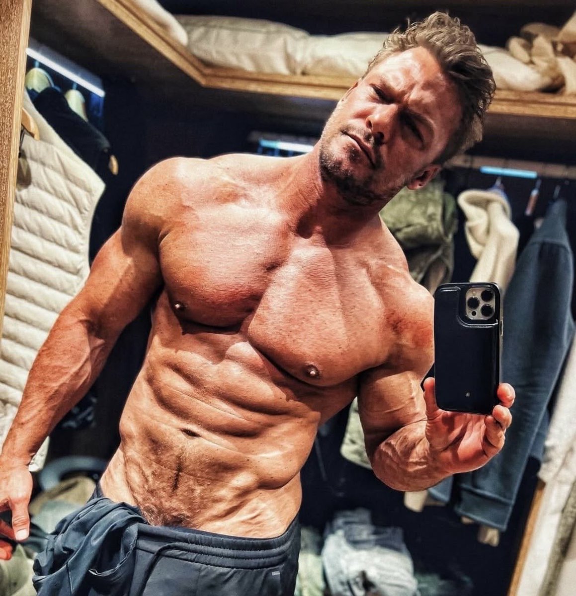 Iconicqueen748's tweet photo. Alan Ritchson is officially a single man https://t.co/2UOilb9Z8a