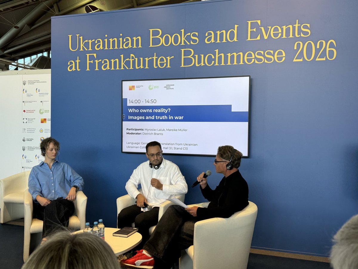 SebHeckler's tweet photo. Live von der Frankfurter Buchmesse 2026! 🇺🇦📖 Gerade höre ich die bewegende Diskussion "Who owns reality? Images and truth in war" mit Myroslav Laiuk am ukrainischen Stand. Was für ein wichtiger Diskurs über Bilder und Wahrheit. #fbm26 #Ukraine #FrankfurterBuchmesse #Reality https://t.co/efmdNzVad9