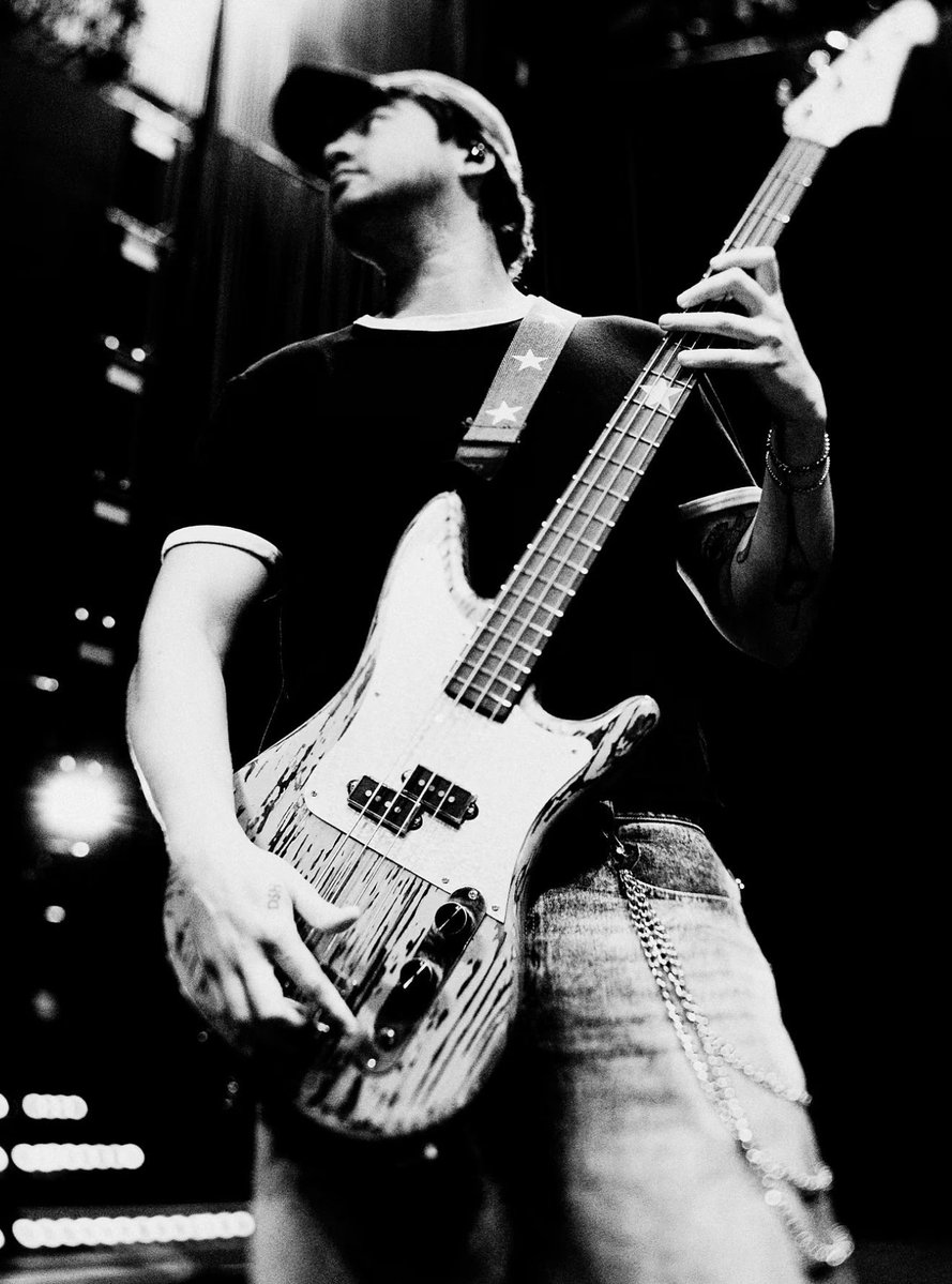 sabbyirwin's tweet photo. calum always looks so nerdy in his rehearsal photos and I love it a lot https://t.co/sUNKBRuxIl