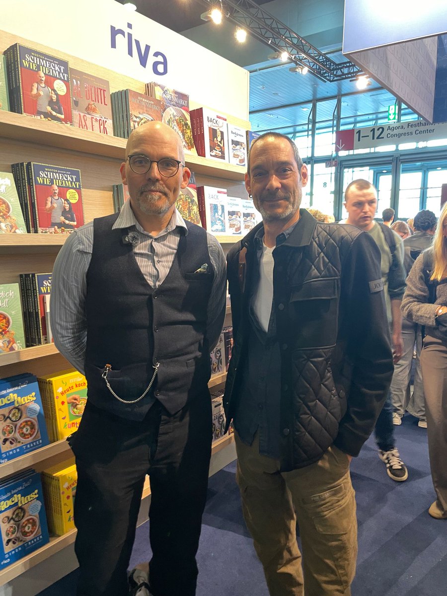 bildesheim's tweet photo. Historische Begegnung 😉 #fbm26 https://t.co/Tq9OdUcHPN