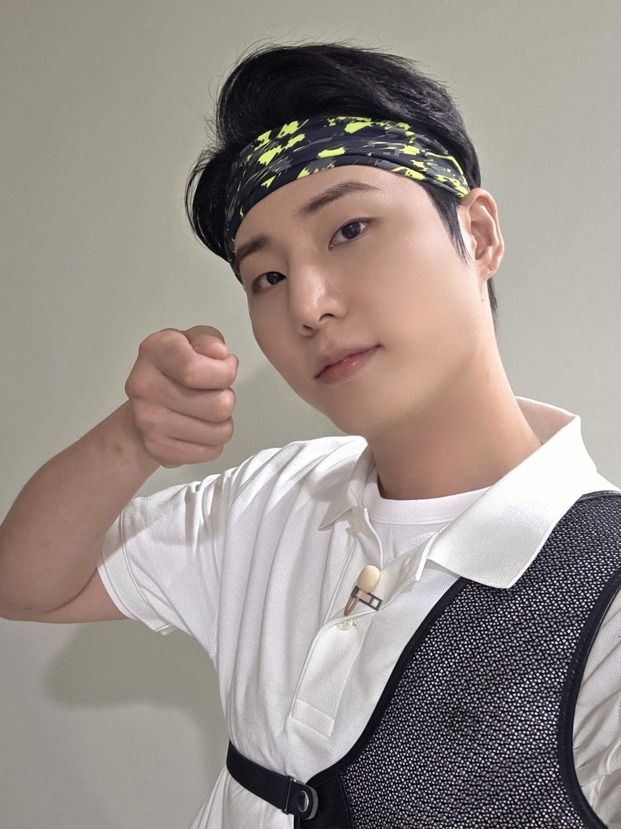 day6official's tweet photo. [ #DAY6_BEHIND ]

My Day를 향해 쏘는 화살 💘

#DAY6 #데이식스
#YoungK #영케이
#tvN #놀라운토요일 https://t.co/seiW5FcYYs