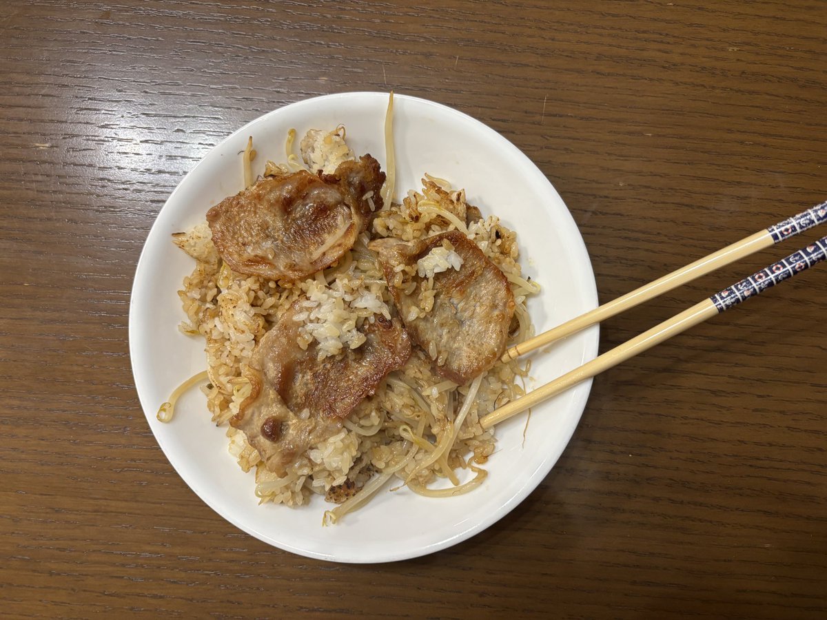 hiroteacafe's tweet photo. ロース豚肉ともやしの焼き鳥のたれ特製炒め御飯つくった🍚🍖 https://t.co/LyAAycrn9h