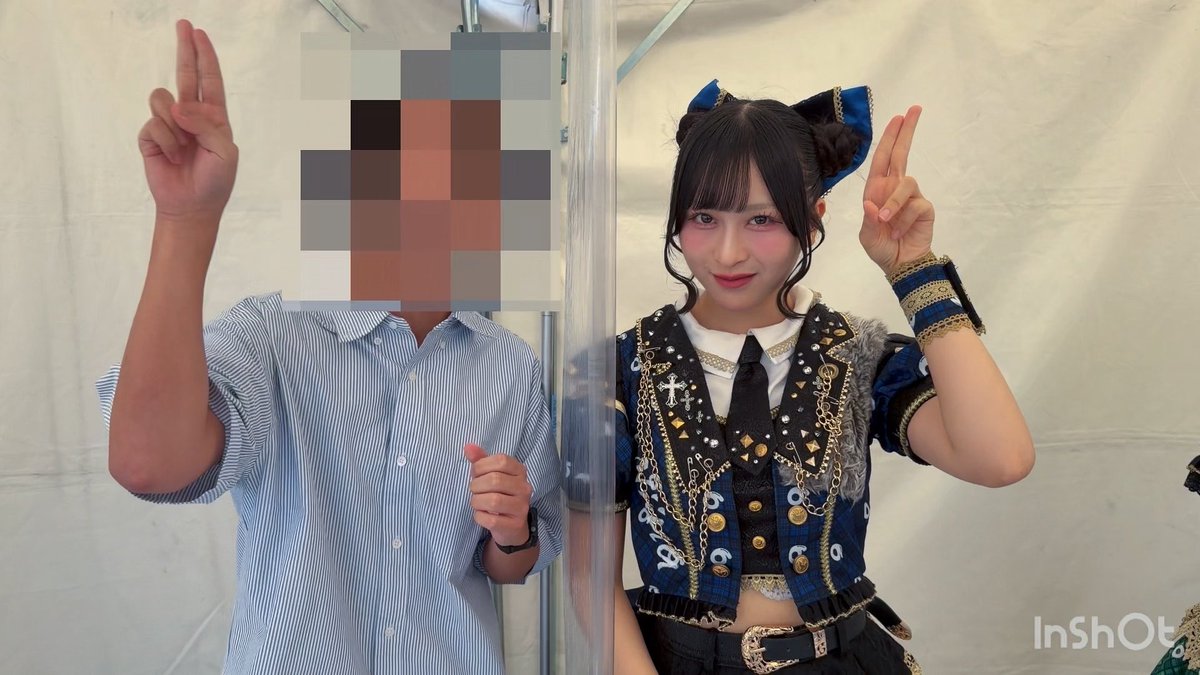 A young woman in an ornate blue and black idol costume with cat-ear hair accessories poses alongside a fan whose face is pixelated; both flash peace signs. The "InShot" watermark appears in the corner, matching the post about dressing as Iina's character "Bachi Morina" and filling in for a member with a sore throat.