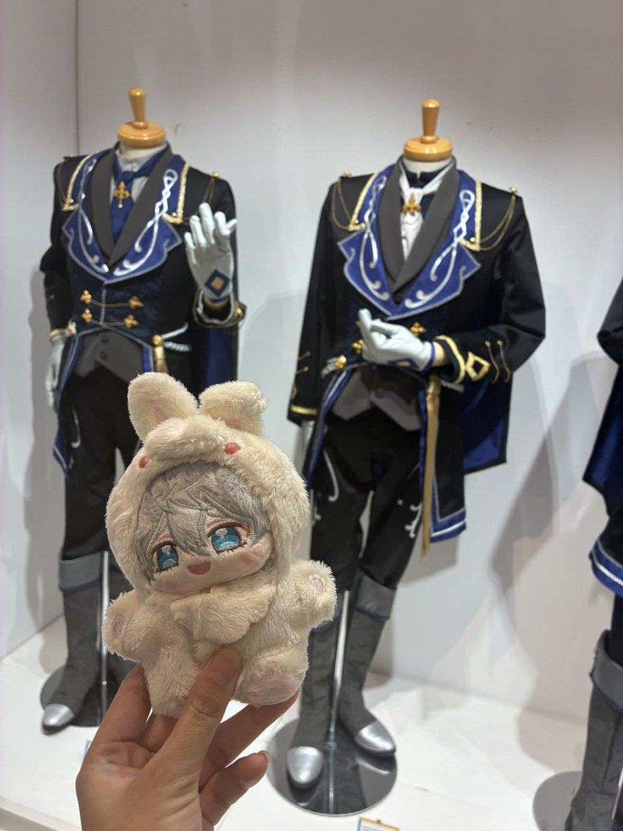 ynosukinamono's tweet photo. ネルケ POPUP SHOPで展示されてるあんステのチェックメイト衣装✨️⚜️✨️⚜️ https://t.co/m256vmAXbz