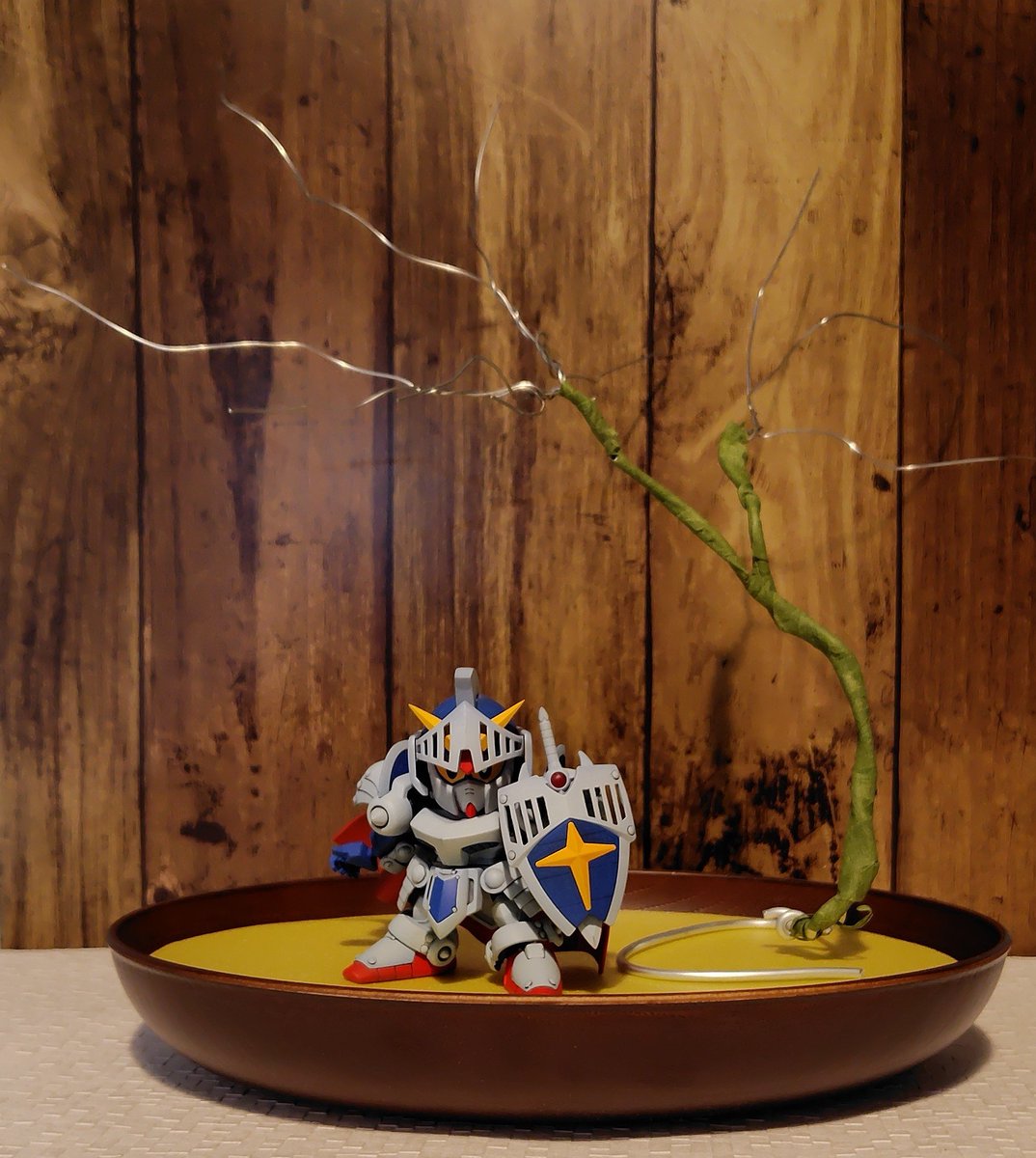 bita_198's tweet photo. 針金で木を作ってます😀
ナイトガンダムがいるだけでしまって見える🤩
緑色のテープは100均のフローラルテープです👍 https://t.co/obn31K2QLQ