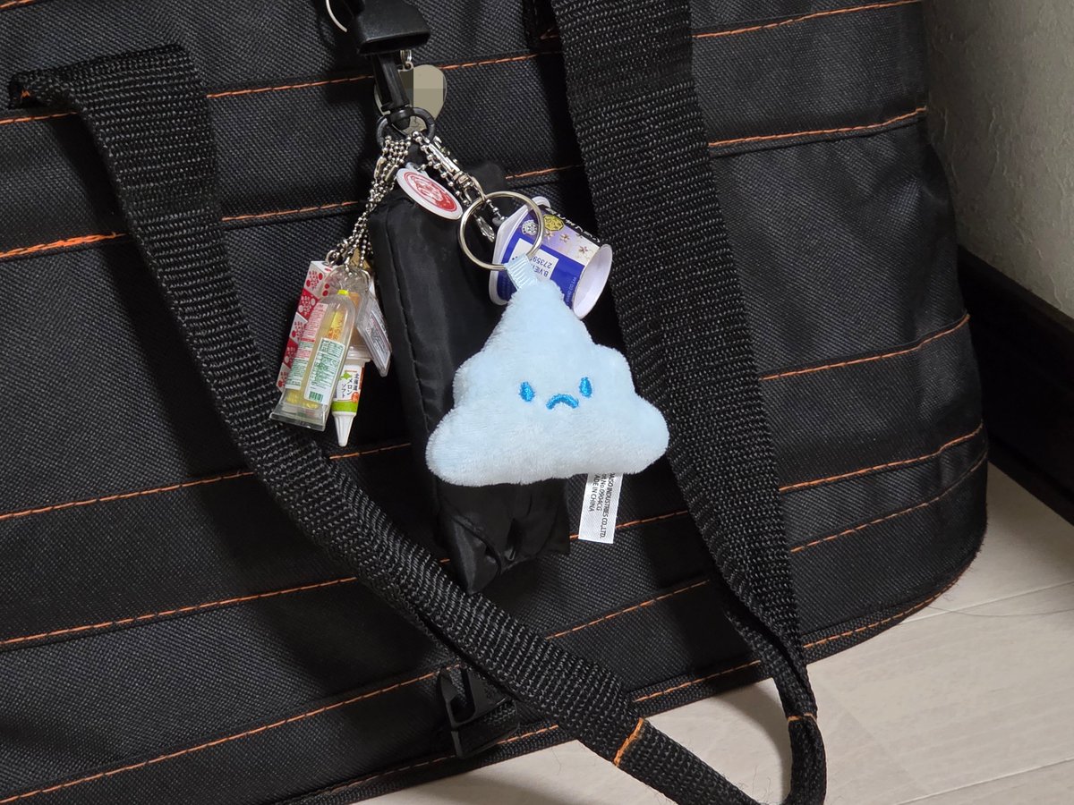 miso_mmpb's tweet photo. エマちゃんとおかんにはそれぞれ好きな色選んでもらって、おとんのは通勤鞄に勝手に付けておいた https://t.co/72oOG0ETHI