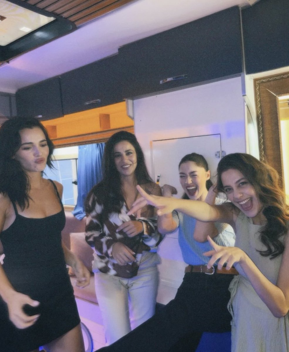 rebeclks's tweet photo. my #mercanköşk girls ✨️💌 https://t.co/EnaflGXKet